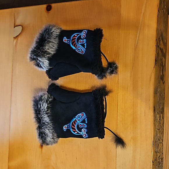 Alaskan pattern fingerless gloves - Picture 1 of 3